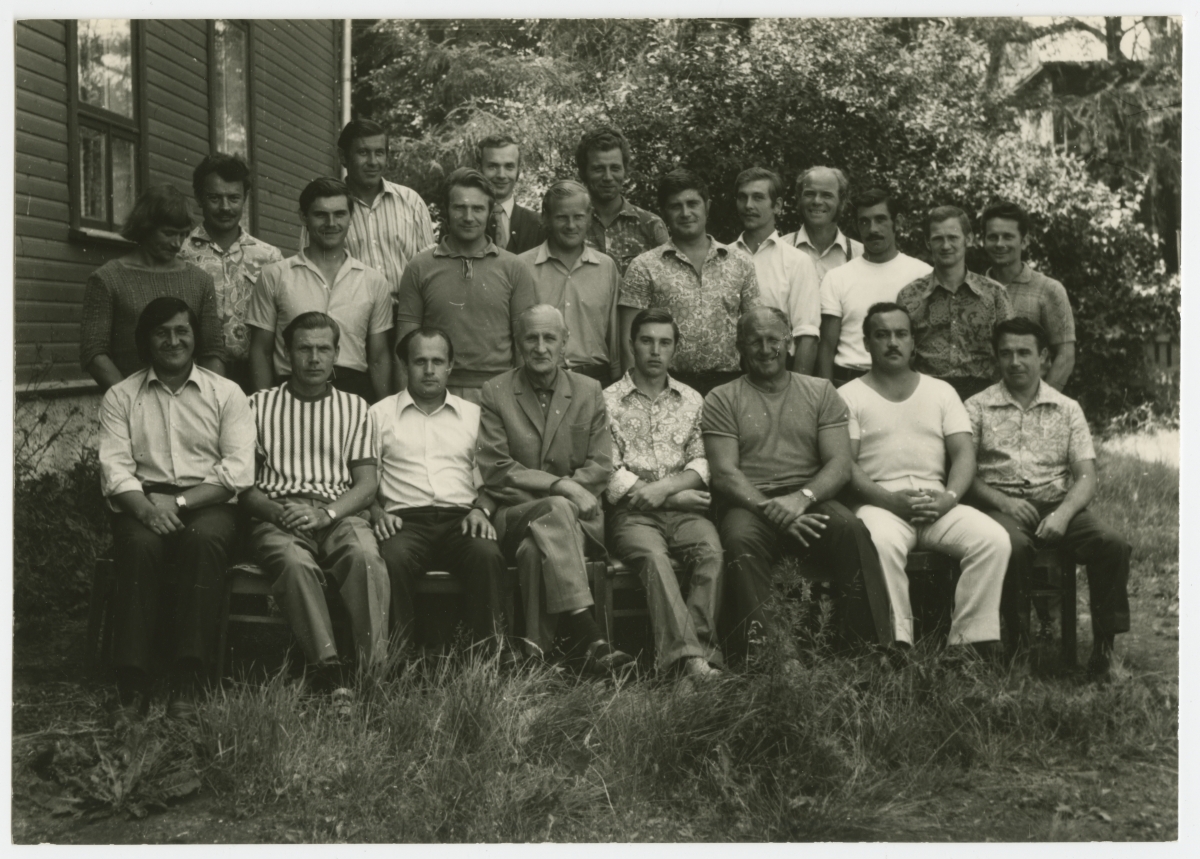 Pärnu Õppekursuste Kombinaadi laevajuhtide kursuste lõpetajad. Grupifoto.
Juuli 1973
