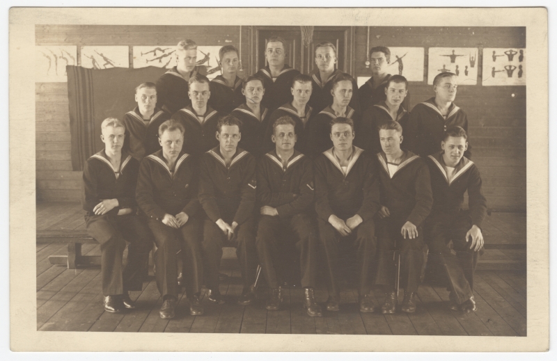 Grupifoto Mereväe Ekipaaži õpperühmast, kõik vormis