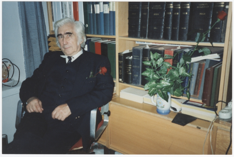 Meremuuseumi teadur Ants Pärna istumas uue töölaua taga