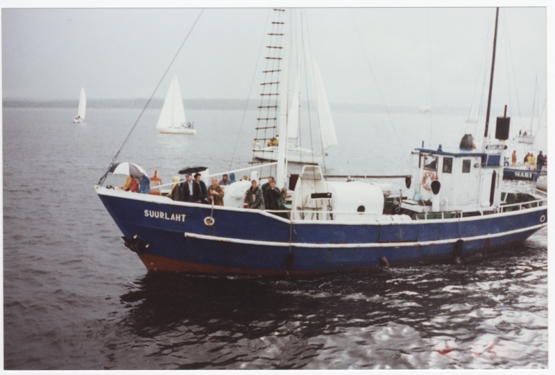 Mootorlaev "Suurlaht" "Suure Tõllu" regatil, eemal paistavad jahid.
30.08.1998
