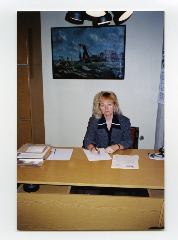 Meremuuseumi varahoidja Katrin Sepalaan oma töölaua taga