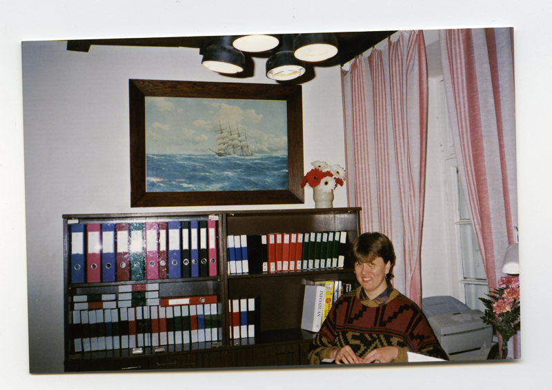 Meremuuseumi sekretär Anu Tooding oma töölaua taga