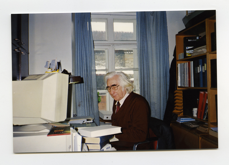 Meremuuseumi teadur Ants Pärna oma töölaua taga