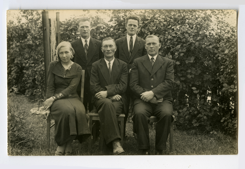 Allveelavastiku Sihtkapitali Kehtna valla abitoimkond. Vasakult istumas asjaajaja Alma Ambus, esimees Joh. Palm, liige Otto Müüriste. Seismas liikmed Eduard Saar ja Eduard Treimann