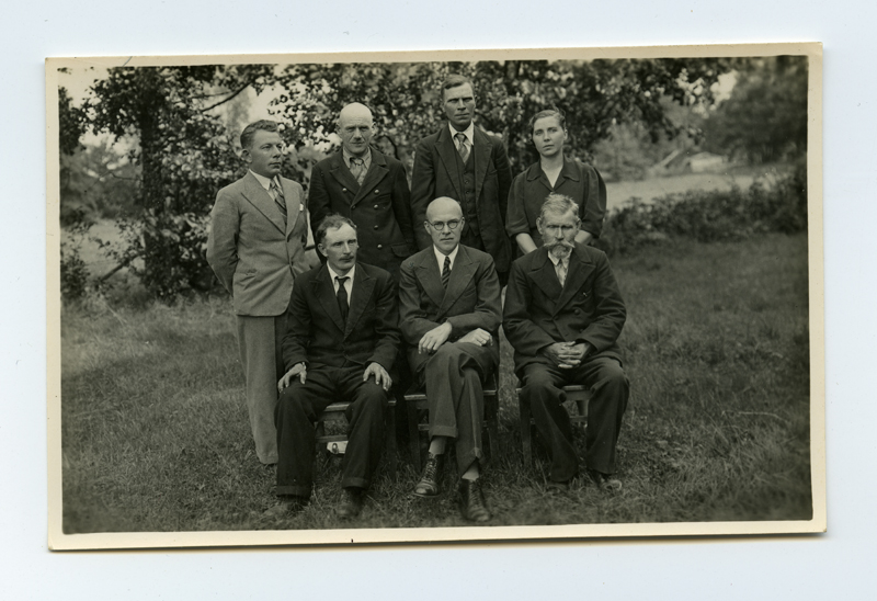 Allveelaevastiku Sihtkapitali korjanduse Prangli saarte valla abitoimkond. Vasakult istumas juhataja abi J. Luhtsalu, juhataja H. Jürmann, laekur K. Pendis. Seismas kirjatoimetaja P. Voltmann, laekur O. Tamberg, kirjatoimetaja abi O. Puuström, propagandapealik Hilda Jürmann