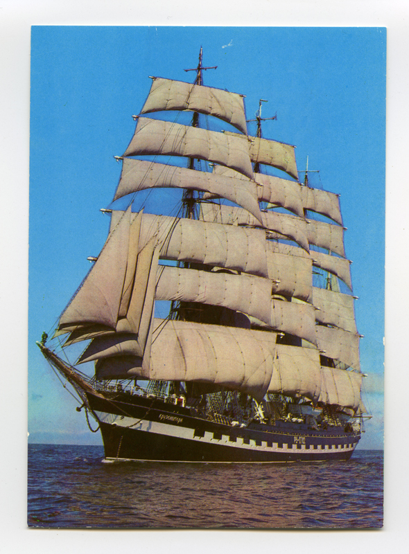 Purjelaev "Krusenstern" merel täispurjes