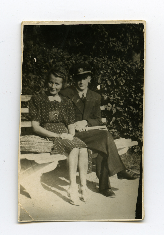 Meremees Ferninand Roland koos õega Tallinnas, istuvad Kadriorus pargipingil.
24.08.1943