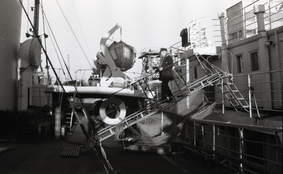 Eesti Meremuuseumi V teaduskonverentsist osavõtjad tutvumas aurik-jäämurdjaga "Suur Tõll", trapi juures meremuuseumi direktor Ants Pärna