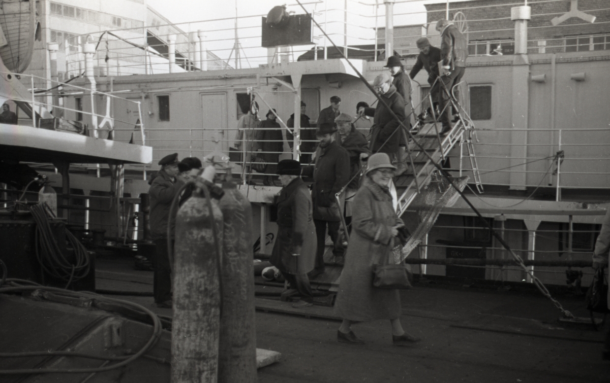 Eesti Meremuuseumi V teaduskonverentsist osavõtjad tutvumas aurik-jäämurdjaga "Suur Tõll"