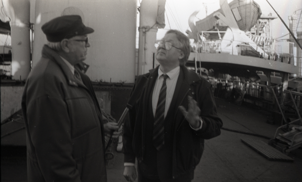 Eesti Meremuuseumi V teaduskonverentsist osavõtjad tutvumas aurik-jäämurdjaga "Suur Tõll", esiplaanil Endel Sõerde võtmas interjuud David Pappilt Stockholmi Balti Instituudist