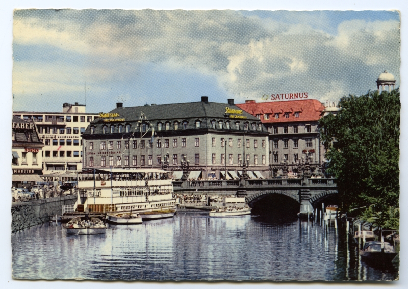 Vaade Göteborgi sillale ja lõbusõidualustele kanalil