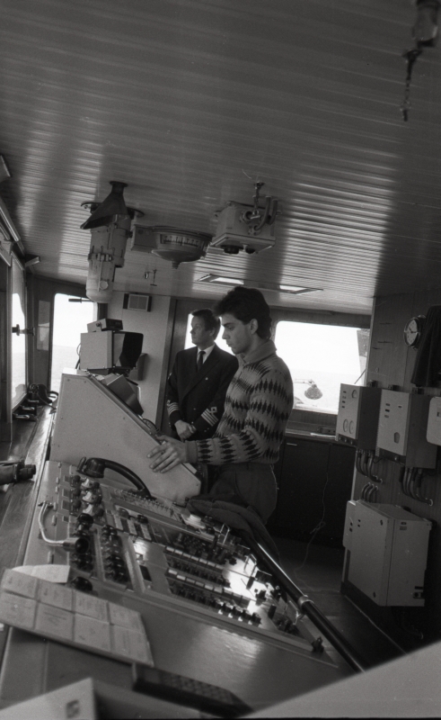 Mootorlaeva "Kapten Voolens" roolikambris on roolis Rene Neidre, Peterburi Mereakadeemia kursant, tagaplaanil kapten Madis Käbin