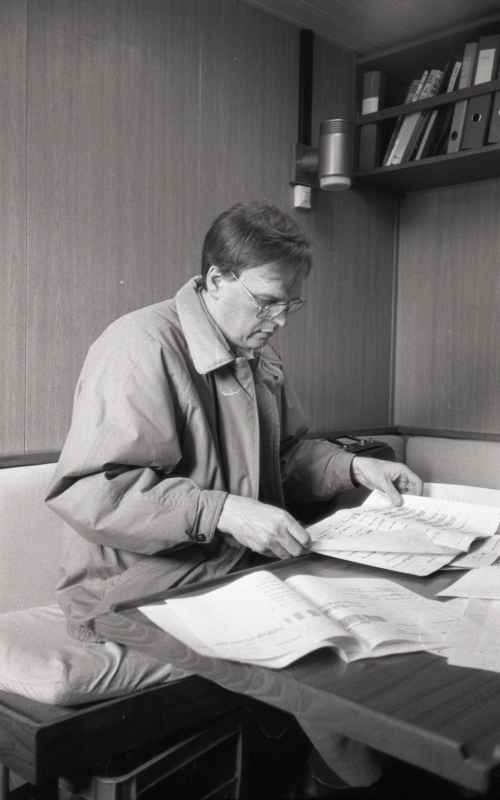 Mootorlaeva "Kapten Voolens" kaptenikajutis istub "Scansovi" agent Lars Göran Kjellstedt