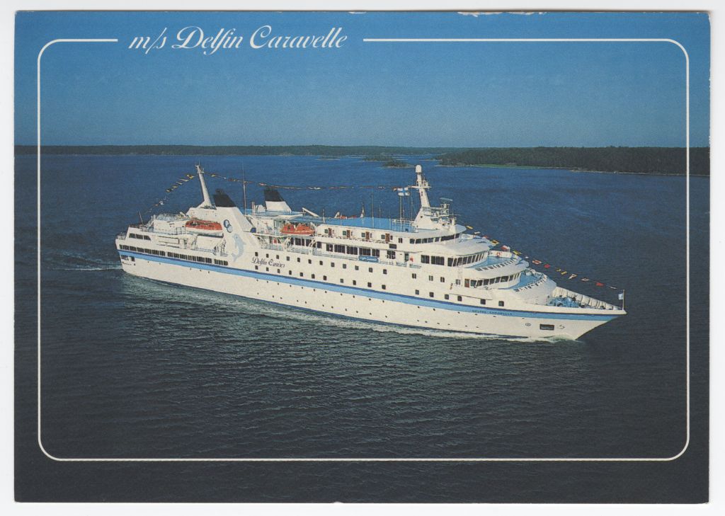 Mootorlaev "Delfin Caravelle" merel lipuehtes