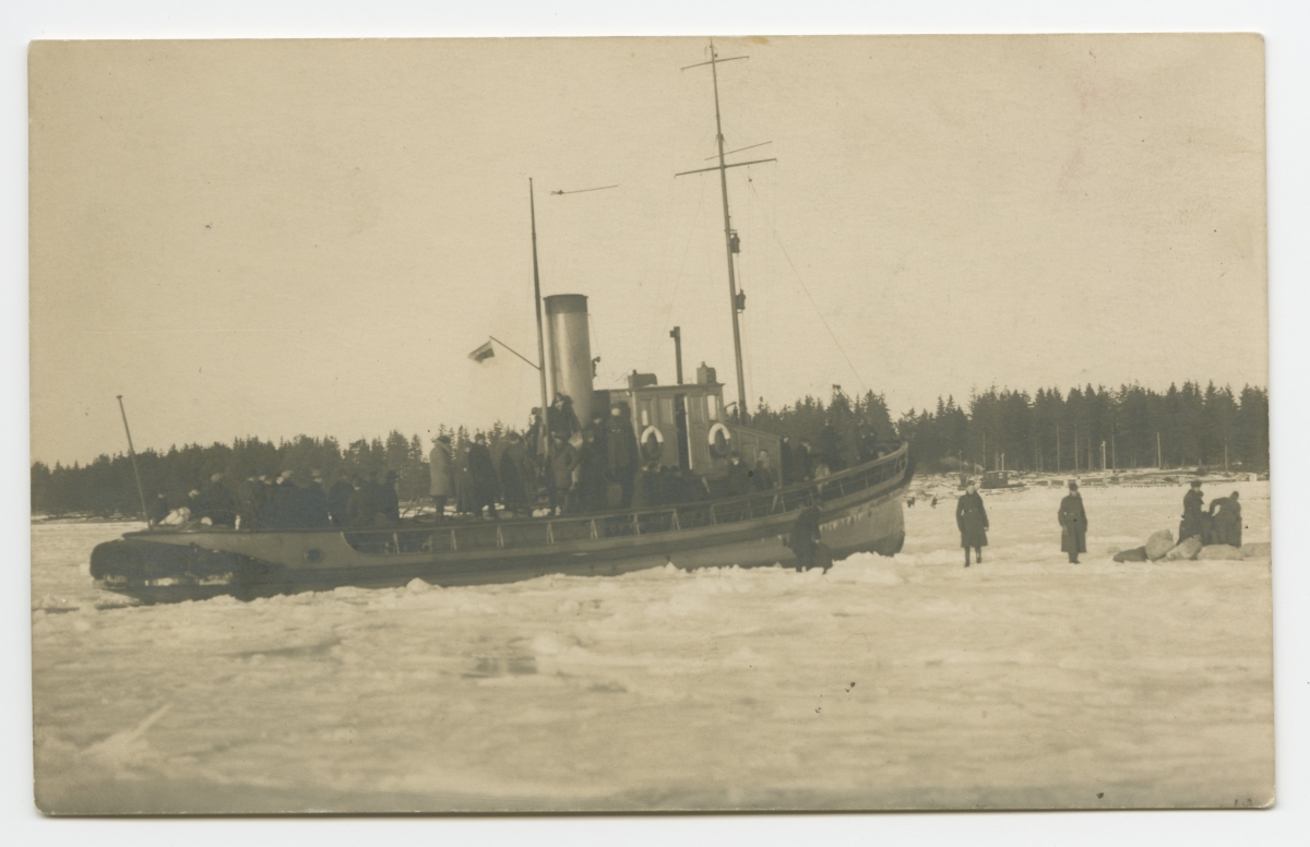 Aurulaev "Tahkona"(?) arvatavasti Aegna saare rannas