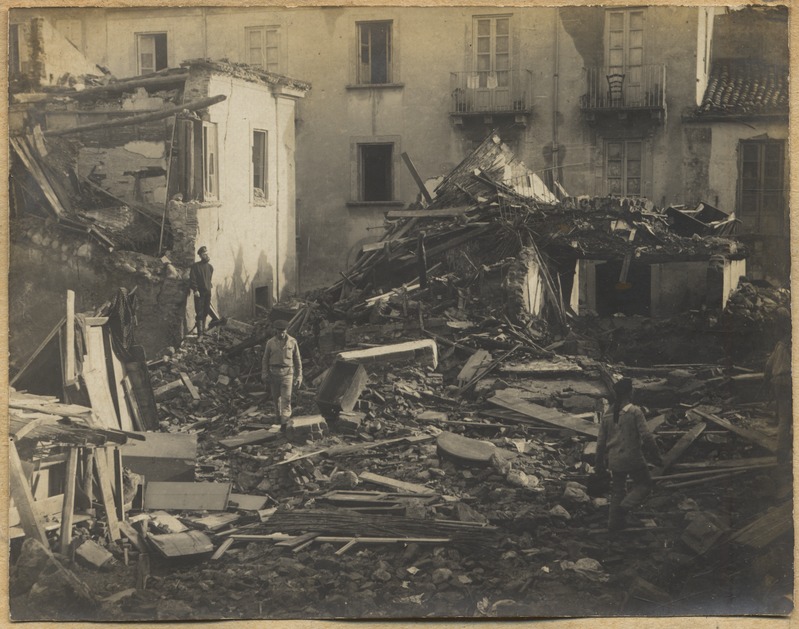 Vene mereväelased Itaalias Messinas maavärina poolt purustatud hoonetest inimesi välja kaevamas