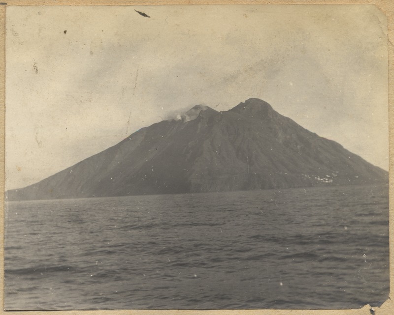 Stromboli vulkaan Türreeni meres. Pildistatud Vene keisririigi sõjalaevalt.