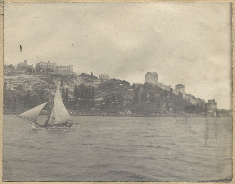 Vaade Konstantinoopolile merelt. Paremal Rumeli Hisari kindlus.
