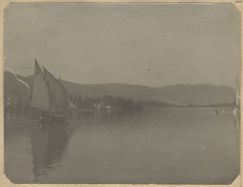 Purjepaat Vahemeres Saroni lahes Aegina saare juures