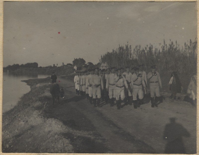 Vene meremehed mööda teed marssimas