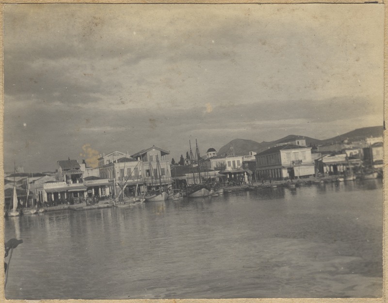 Vaade mereäärsele Kreeka linnale. Kaldal seismas purjepaat