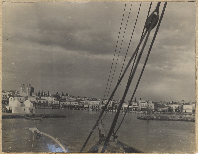 Vaade sadamale ja linnale Vahemere rannikul