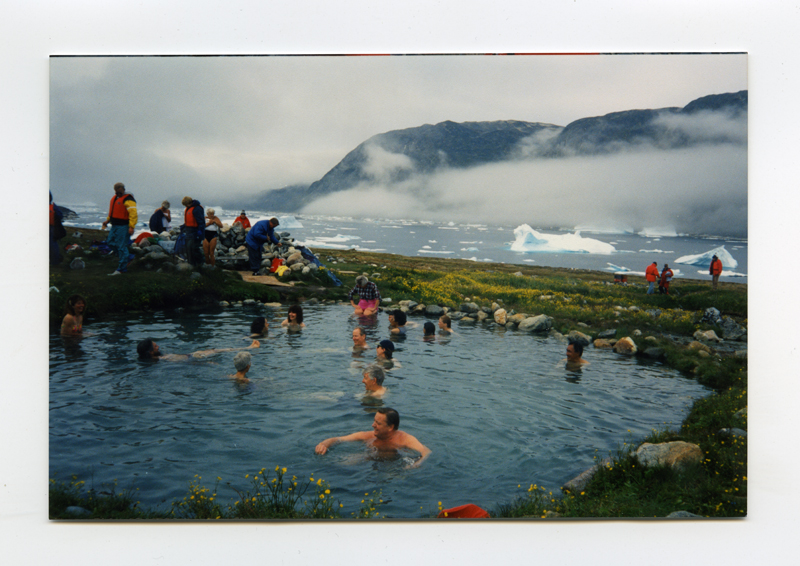 Eesti uurimislaeva ''Livonia'' meeskonnaliikmete ja turistide suplus kuumaveeallikas Gröönimaal.
1995