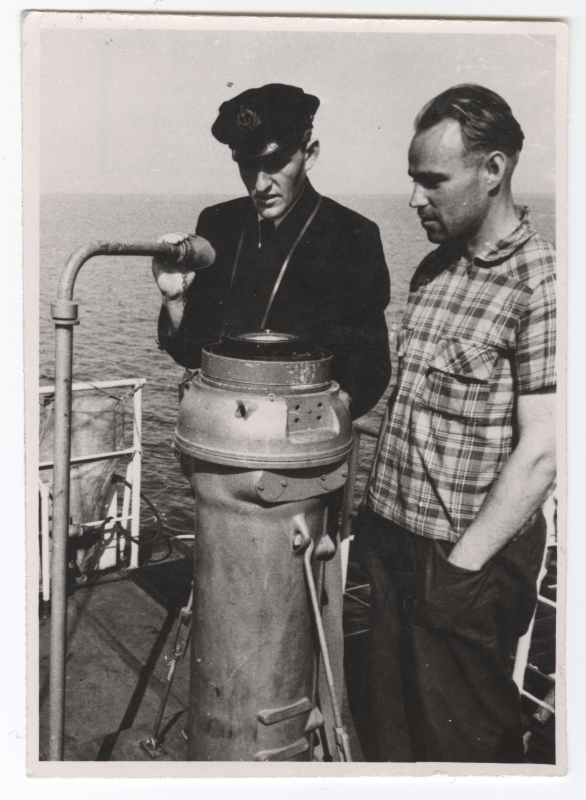 Kingissepa Kalakombinaadi traallaev PTS-94 "Abruka" kapten Kärm, vasakul ja tüürimees Tamm jälgivad laeva kurssi