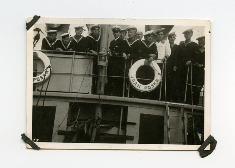 Jäämurdja-puksiir ''Jaan Poska''. Meeskond reelingu ääres