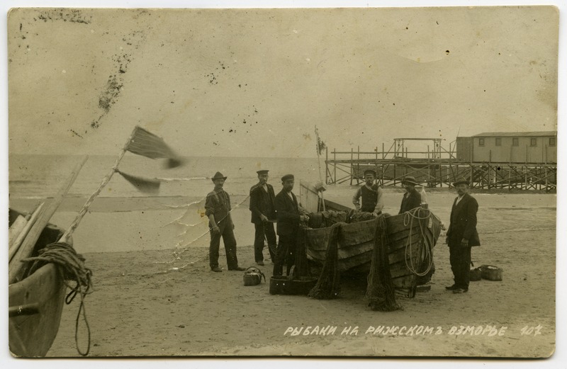 Kalurid seismas ümber kalapaadi.
Riia rannik.
1913