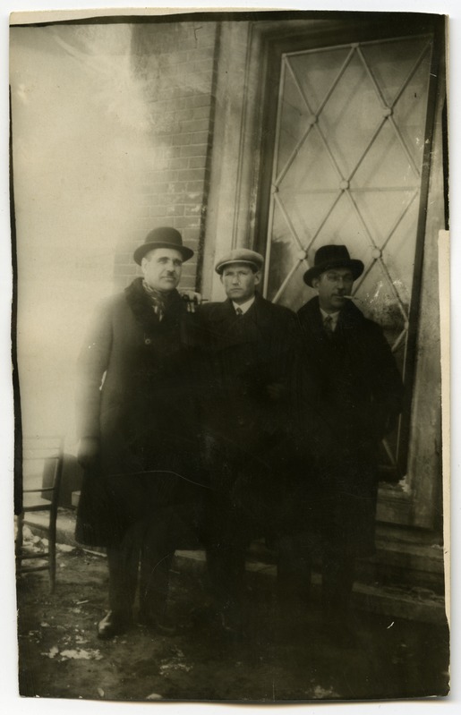 Kolme mehe grupifoto. Keskel Ivan Randmets?