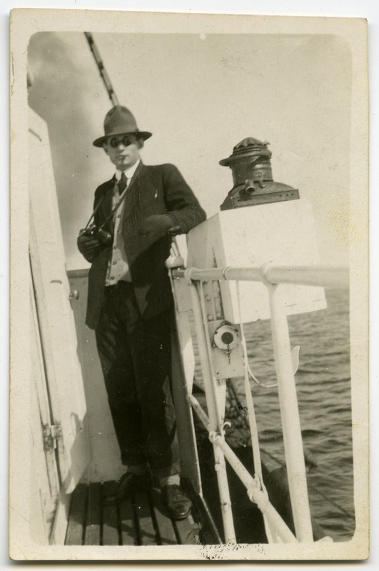 Ivan Randmets laeva roolimaja kõrval