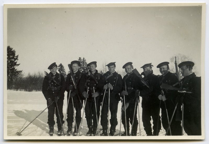 Eesti Mereväe Õppekompanii ajateenijad suuskadel.
Grupifoto