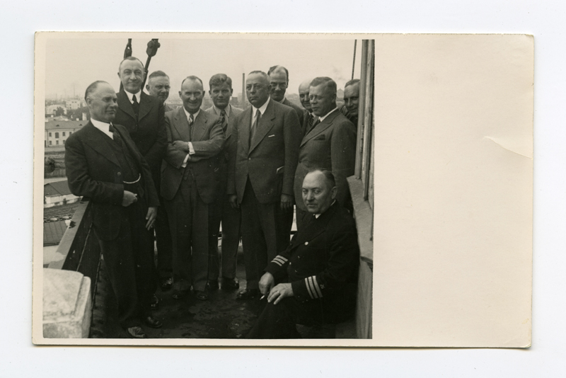 Saksamaa Kaubandus-Tööstuskoja esindus Eesti Veeteede Valitsuses külaskäigul.
Grupifoto.
Paremal istub vormis kapten Avo Heinmaa, tema taga seisab direktor Eduard Johannes Avik.
Tallinn, Eesti Veeteede Valitsuse hoone tornis.
1938