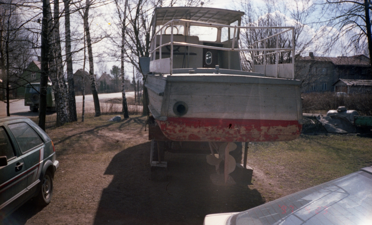 Mootorpaat "Tempo" (ETM 1025). 
Omanik Hando Kruuv Tartus.
23.04.1997