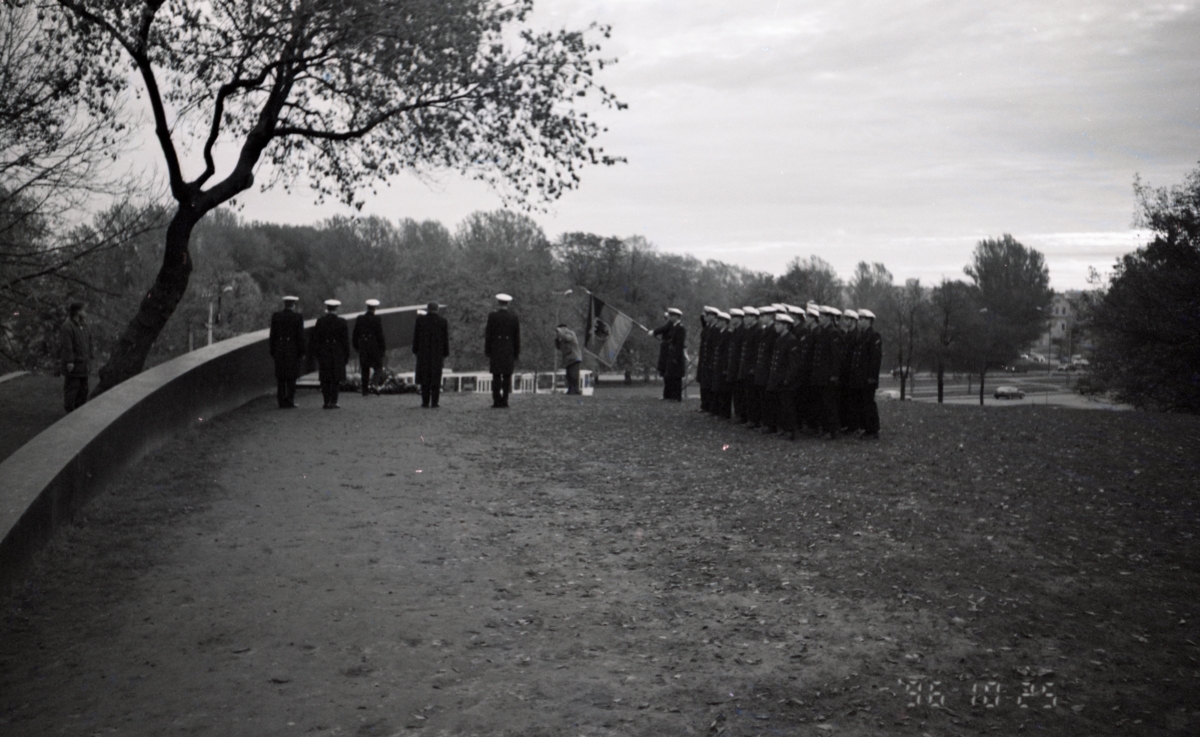 Pärja panemine parvlaeva "Estonia" mälestusmärgi juurde