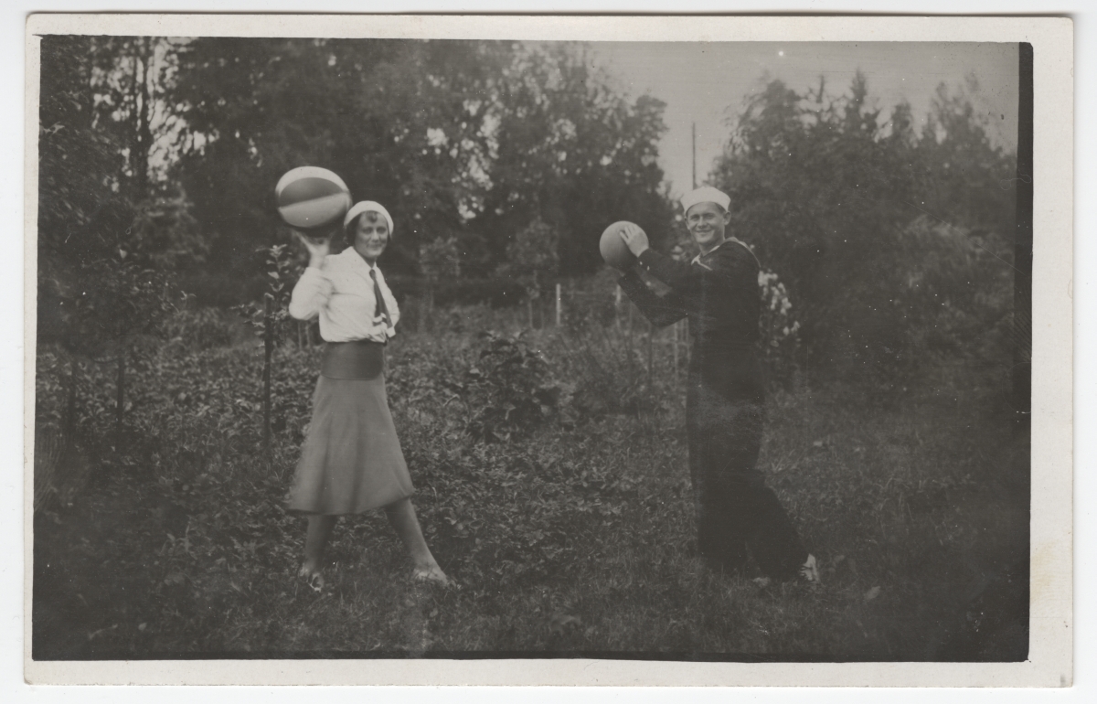 Mereväe Ekipaaži madrus naisterahvaga palli mängimas.