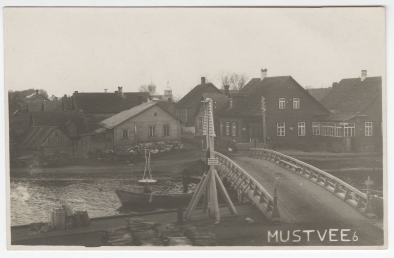 Vaade Mustvee jõele, sillale üle selle ja elumajadele kalda ääres.
1935
