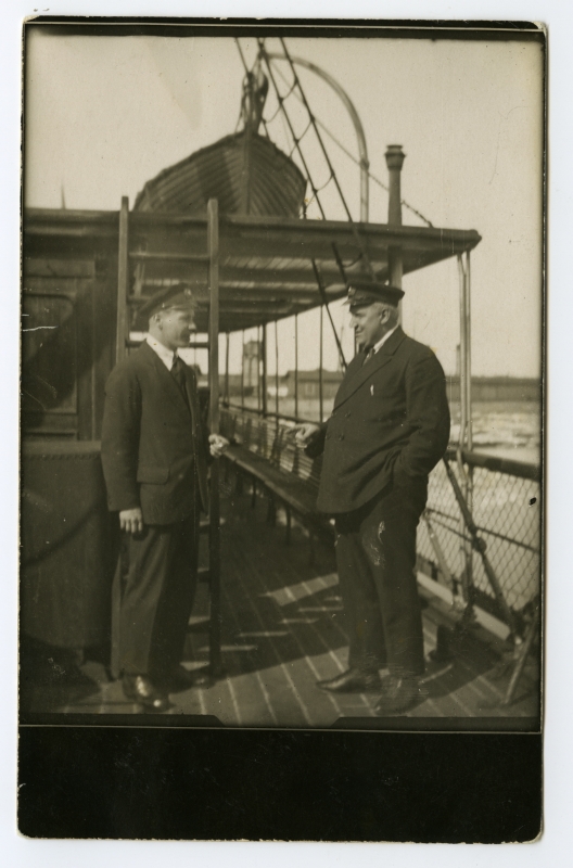 Meremees Mihkel Silver (paremal) reisiaurik "Wasa" tekil.
8.04.1923