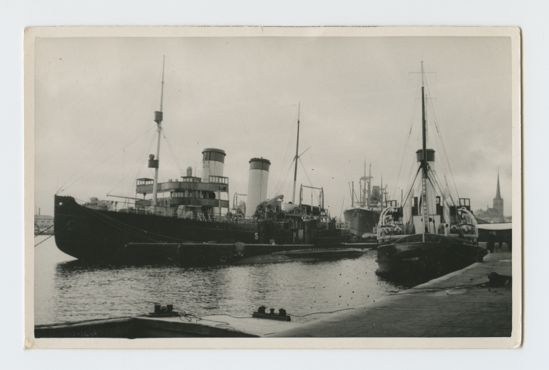 Aurik-jäämurdjad "Suur Tõll" ja "Tasuja". Nende vahel allveelaevad ""Kalev" ja "Lembit".
Sügis 1939
