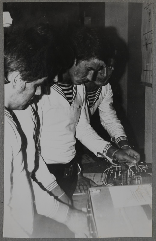 Tallinna Kalatööstusliku Merekooli iga-aastane õppevahendite-mudelite näitus.
Kursandid alaldeid tutvustava stendi juures.