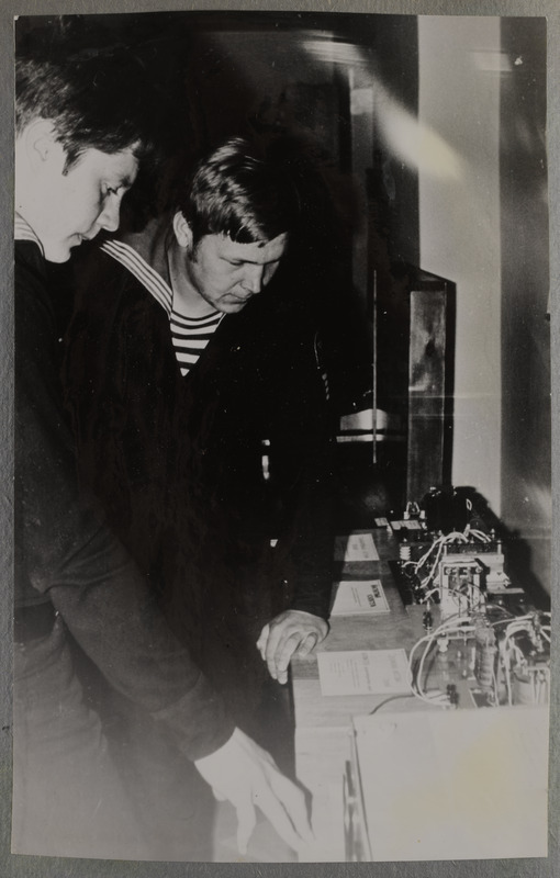 Tallinna Kalatööstusliku Merekooli iga-aastane õppevahendite-mudelite näitus.
Kursandid alaldeid tutvustava stendi juures.