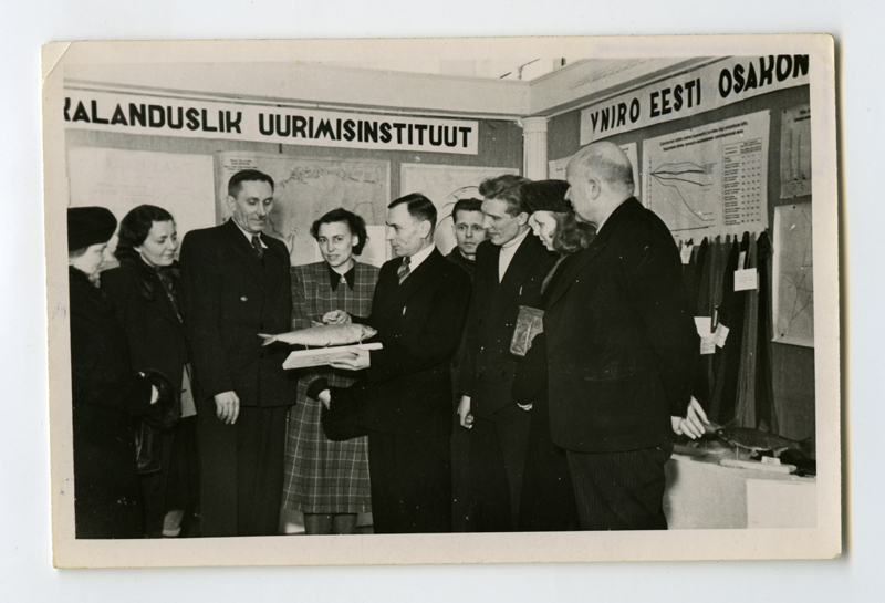 Grupifoto. Kalandusliku Uurimisinstituudi töötajad kalandusnäitusel asutuse stendi ees