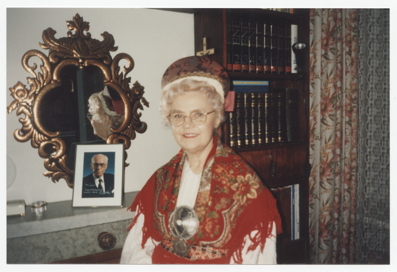 Uno Lauri abikaasa Lia Vagola rahvariietes