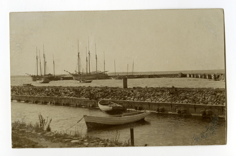 purjelaevad ja paadid Loksa sadamas