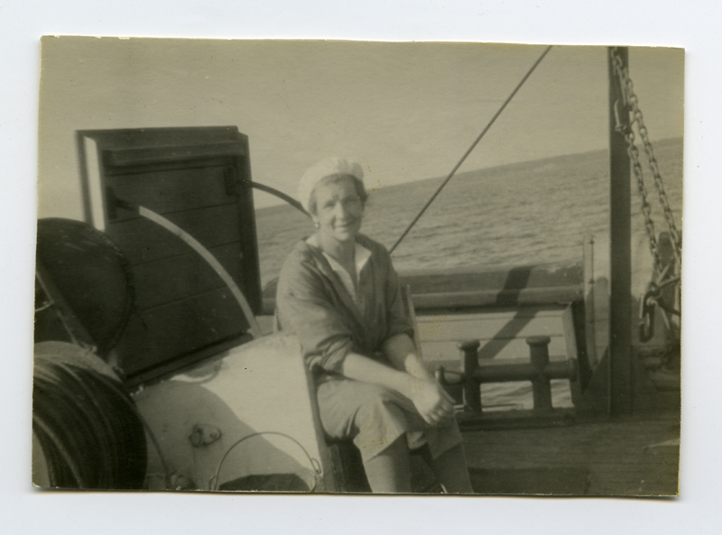 päästelaeva "Karin" kokk Alviine Aulik istumas laeva tekil