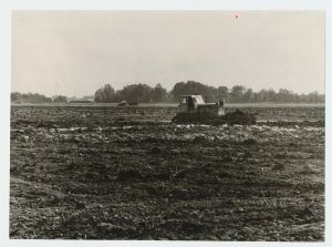Koondise EPT Märjamaa osakonna mehhanisaatorid "Vabaduse " kolhoosi põllumaid rajamas