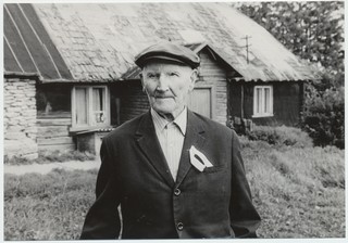 Vanim Uuskülast pärit inimene, endine Toomari talu peremees Juhan Toomtalu oma kodutalu õuel