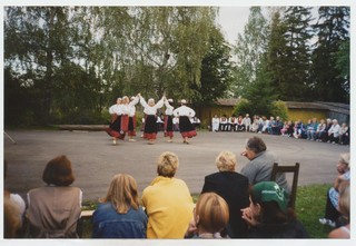 Suvelõpusimman Mahtra Talurahvamuuseumi õuel