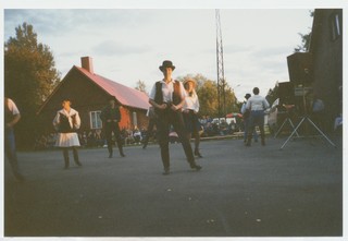 Suvelõpusimman Mahtra Talurahvamuuseumi õuel